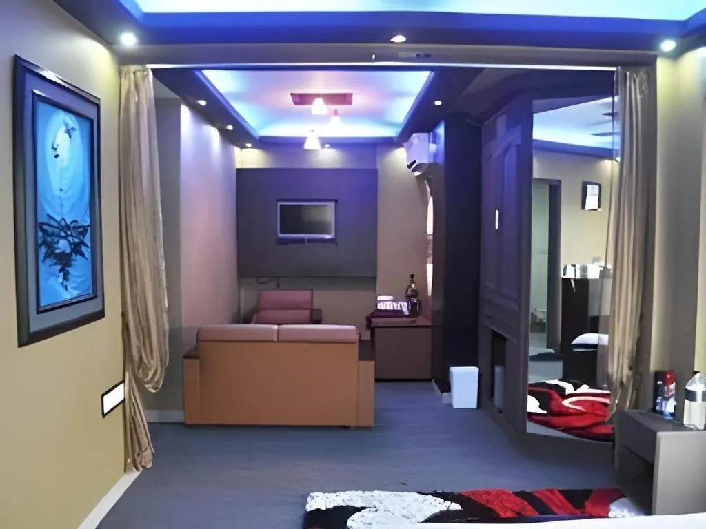 Grand Dhaka Hotel 3*,